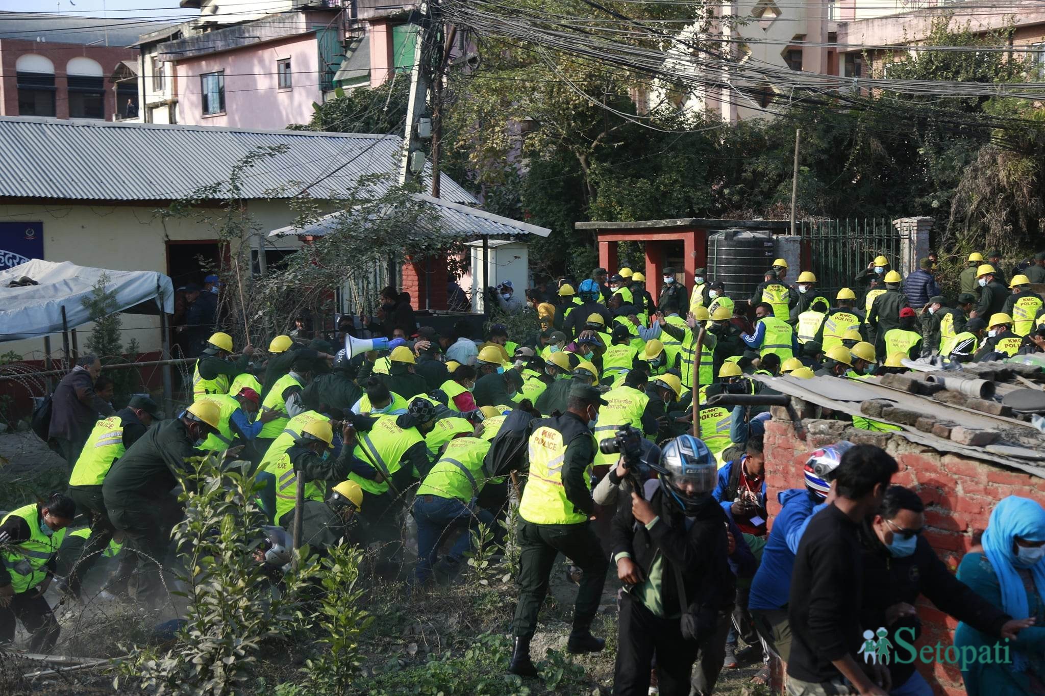 सोमबार थापाथलीस्थित बागमती किनारको सुकुम्बासी बस्ती हटाउँदै महानगरको नगर प्रहरी। तस्बिर: सेतोपाटी